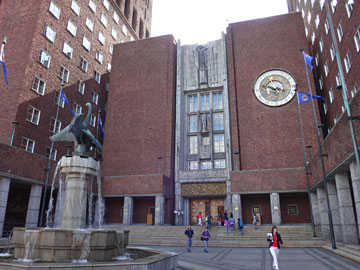 オスロ市庁舎の入口