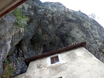 城に覆い被さる岩壁