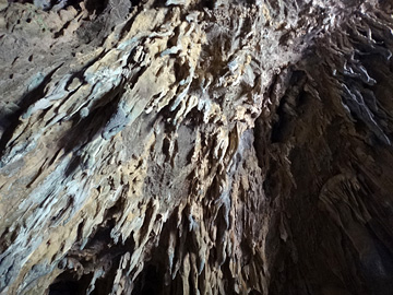 洞窟の岩肌