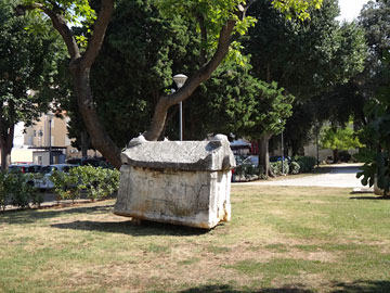 公園の石棺