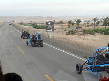 砂漠に向かうバギーカー