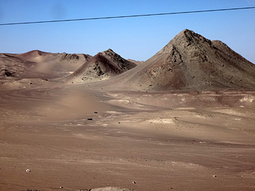 砂漠の中の山