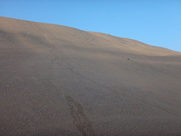 窓の外の砂の山