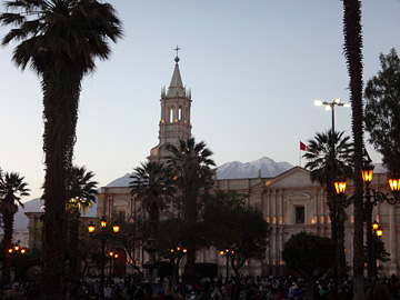 夕暮れのアルマス広場