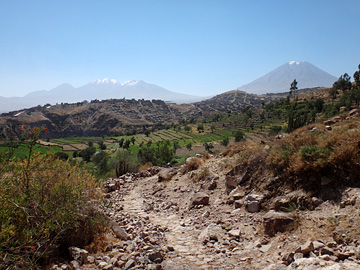ゴロゴロ石道とチャチャニ、ミスティ両山