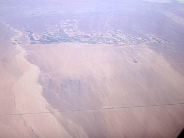 砂漠の中の一本道