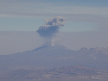 噴煙上げるサバンカヤ火山