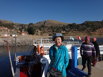 タキーレ島行きのボートの前に立つサリーナ