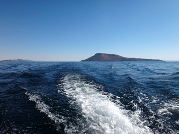 左：カパチカ半島、右：アマンタニー島