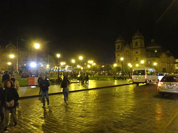 夜のアルマス広場