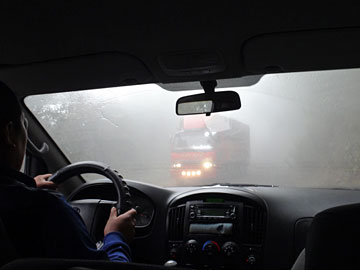 霧の中の対向車