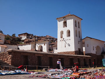インカの基壇の上に建つ教会