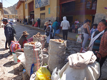 サン・ペドロ市場の前