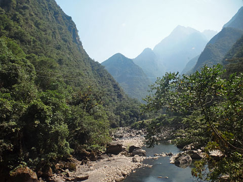 緑の山々に囲まれるウルバンバ川