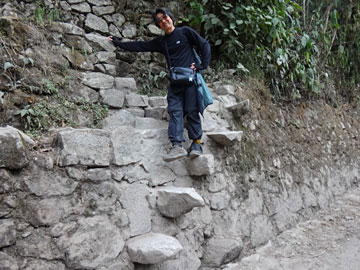 インカ階段を下りる