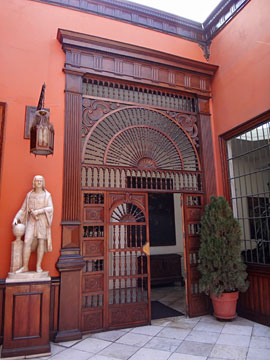 カサ・アリアガの玄関