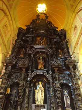 木造の祭壇