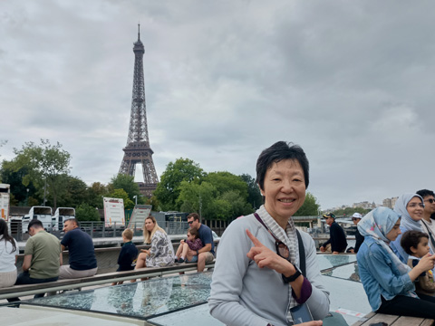 エッフェル塔の麓からセーヌ川クルーズへ