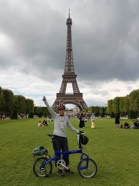 エッフェル塔の前で