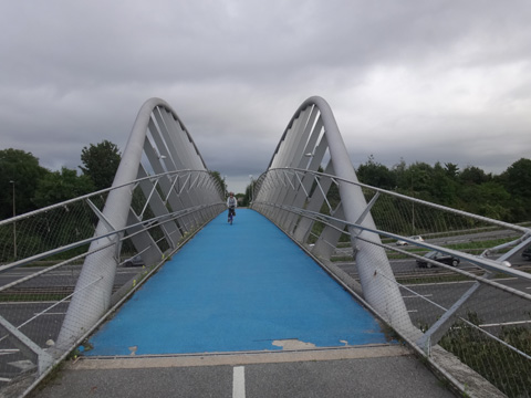 高速道路に架かるオーバーブリッジ