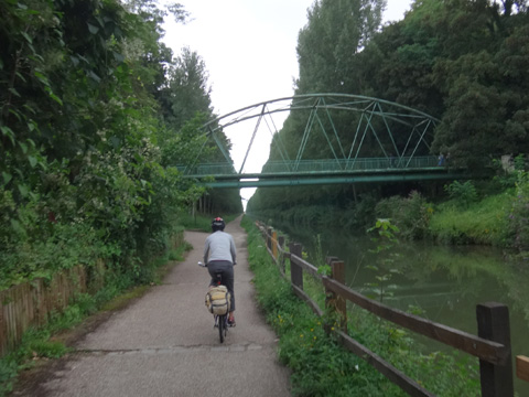 ヴェール・ギャラン駅近くの歩道橋の下を行く