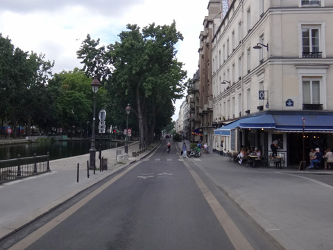 サン・マルタン運河沿い