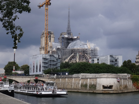 工事中のノートルダム寺院