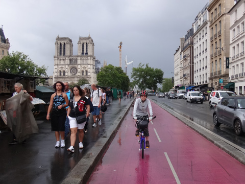 ノートルダム寺院付近の自転車レーン
