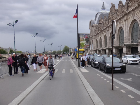 オルセー美術館横を行く