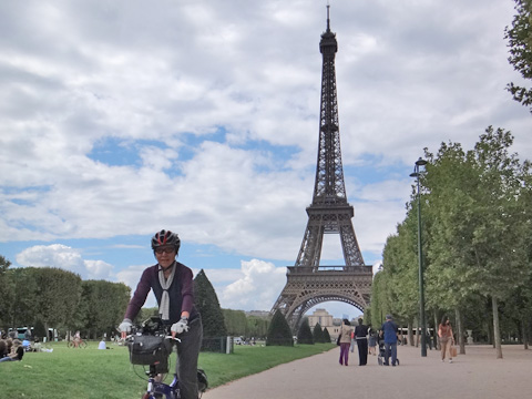 エッフェル塔の下を行く