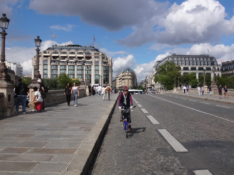 ポン・ヌフを渡る