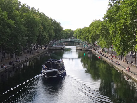 サン・マルタン運河を行く船