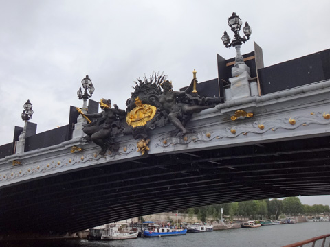 アレクサンドル3世橋中央部の彫刻