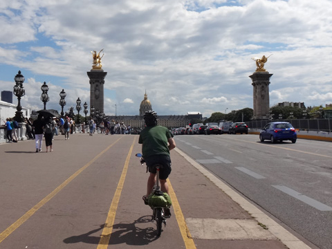 アレクサンドル3世橋を渡る