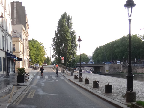 サン・マルタン運河沿い