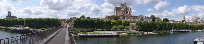 橋から旧市街を望む