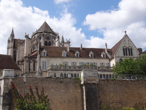 下から見上げたサン＝テティエンヌ大聖堂