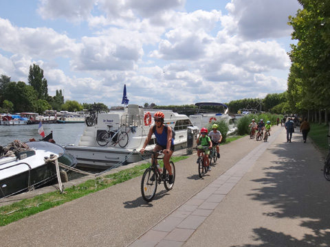 ヨンヌ川を行くサイクリスト