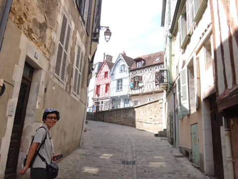 サン＝ニコラ広場から上る坂道のヨンヌ通り