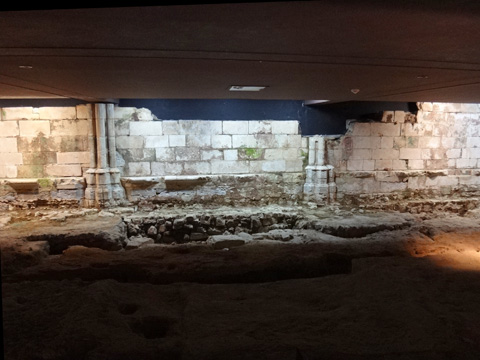 サン・ジェルマン修道院内の発掘遺構