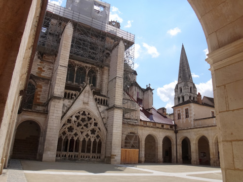 回廊から見る教会堂とサン＝ジャン塔