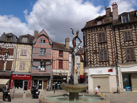 カデ・ルッセルの像