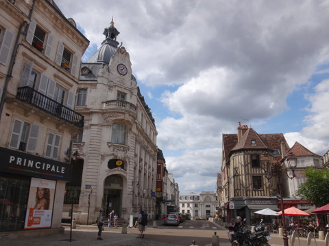 シャルル・シュルグ広場に面するオーセール中央郵便局