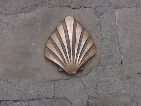 巡礼路の印であるブロンズのホタテ貝