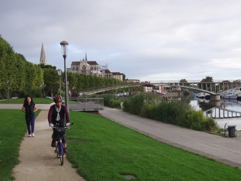 歩行者自転車道とサン＝ジェルマン修道院