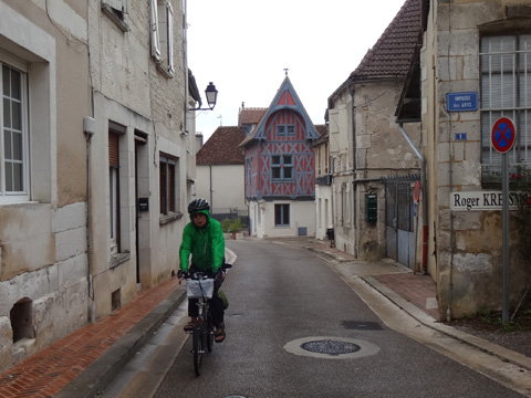 サン＝ブリ＝ル＝ヴィヌーを行くサイダー