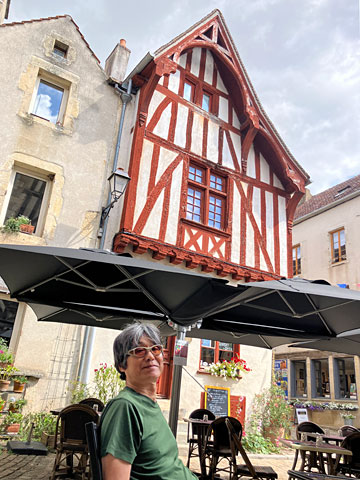 コロンバージュの家並みのカフェで小休止