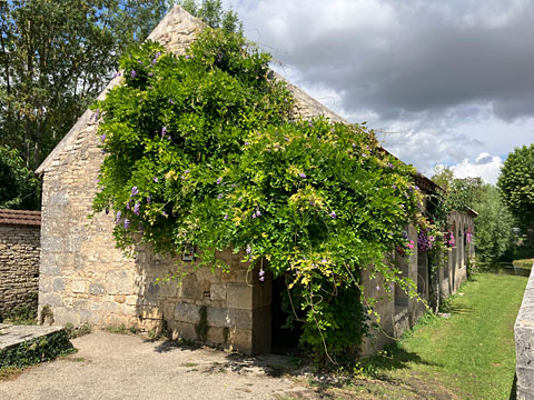 道端の石造の建物