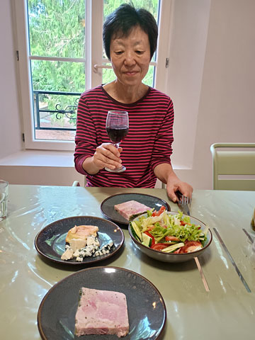 宿で前菜をいただく