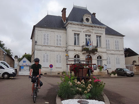 村役場と小さな広場